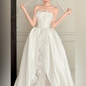 Elegant Strapless Wedding Dress with Lace